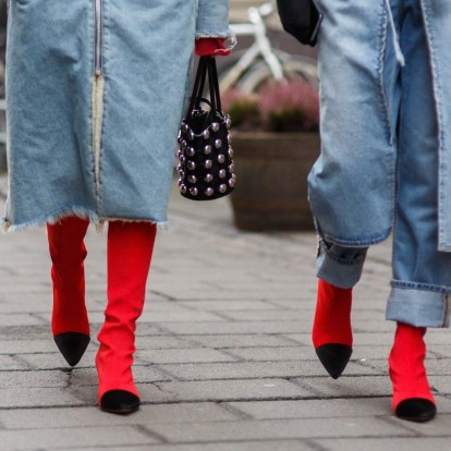 Τα πιο stylish Christmassy σύνολα που μπορείτε να δημιουργήσετε με το τζιν παντελόνι σας 