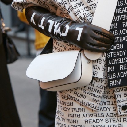 Opera gloves: Πώς θα εντάξετε το statement αξεσουάρ του χειμώνα στις καθημερινές σας εμφανίσεις
