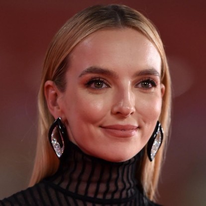 Η ηθοποιός Jodie Comer δείχνει τι έχει μέσα στην beauty bag της