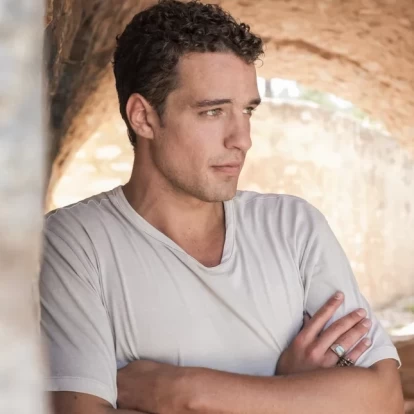 O γοητευτικός ηθοποιός της δημοφιλούς σειράς «Η Γη της Ελιάς», ﻿Liam Ireland, μας συστήνεται κι εξηγεί γιατί προτιμάει τον ρόλο του «κακού»...