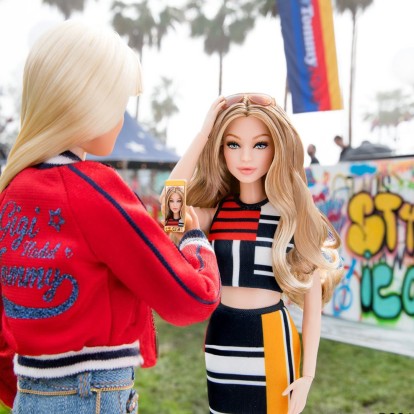 H Gigi Hadid έγινε Barbie με την υπογραφή του Tommy Hilfiger