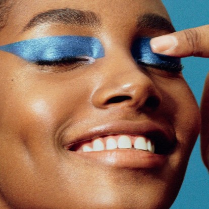 Out of the blue: Πώς να υιοθετήσετε το μπλε στο μακιγιάζ σας 
