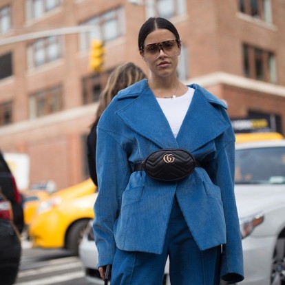 Η τσάντα - μπανάνα ξαναμπαίνει στη ζωή σας πιο στιλάτη από ποτέ