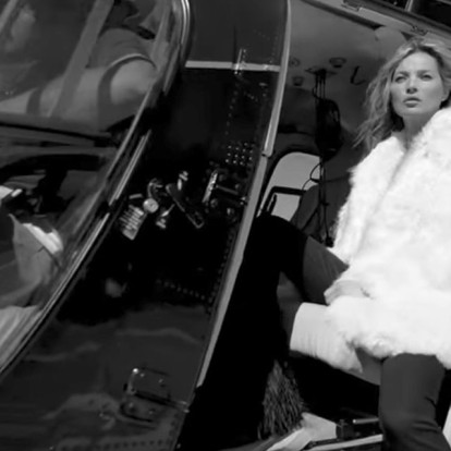 H Kate Moss σ΄ ένα αισθησιακό video για τη συλλογή Spring 18 του Yves Saint Laurent 