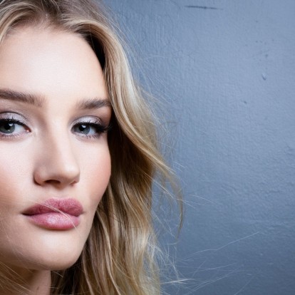 Τα καλλυντικά που δεν αποχωρίζεται η Rosie Huntington Whiteley 