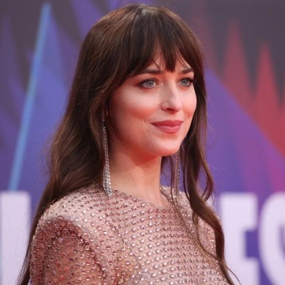 Η Dakota Johnson ανατρέχει στα looks της που συζητήθηκαν