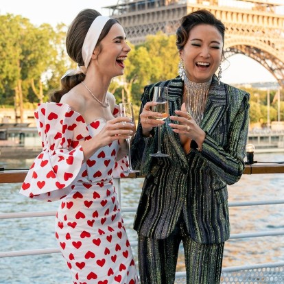 Οι Lily Collins και Ashley Park του "Emily in Paris" δοκιμάζονται σε ένα BFF challenge