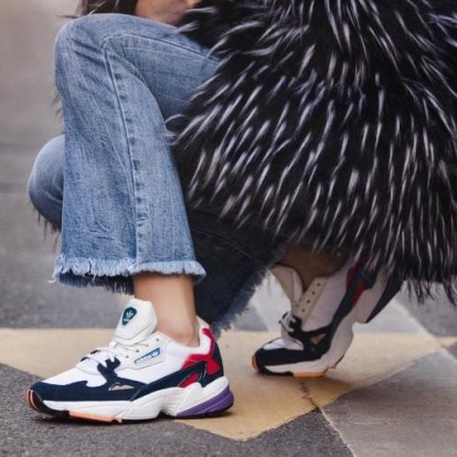 Sneakers: 5+1 μοντέρνα styling tips για να τα φορέσετε 