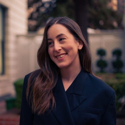 Η πρωταγωνίστρια του "Licorice Pizza", Alana Haim, δείχνει τη βραδινή skincare routine της