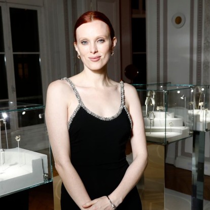 Karen Elson: Tα must-haves που δε βγάζει από την beauty bag της