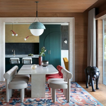 Μια κατοικία σε bold τόνους στον Καναδά αποδεικνύει τι πάει να πει υψηλή αισθητική