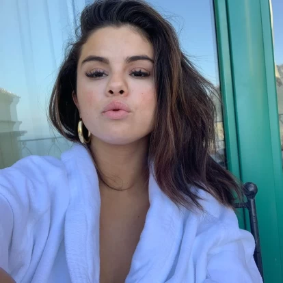 Selena Gomez: Πώς θα πετύχετε το cat eye της που είναι το απόλυτο trend  