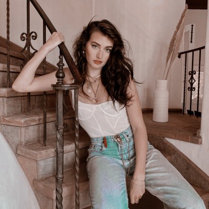 Πώς να πετύχετε τις τέλειες ανάλαφρες μπούκλες ακολουθώντας τα βήματα της Jessica Clements