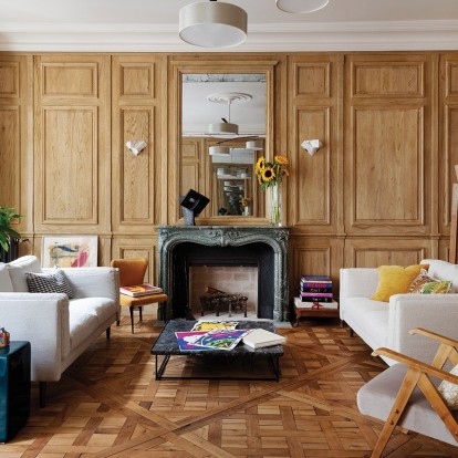 Ένα υπέροχο διαμέρισμα στο Παρίσι επιτυγχάνει την τέλεια ισορροπία μεταξύ παλιάς γοητείας και σύγχρονης άνεσης