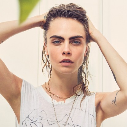 Cara Delevingne: Δείτε τι έχει μέσα στην beauty bag της