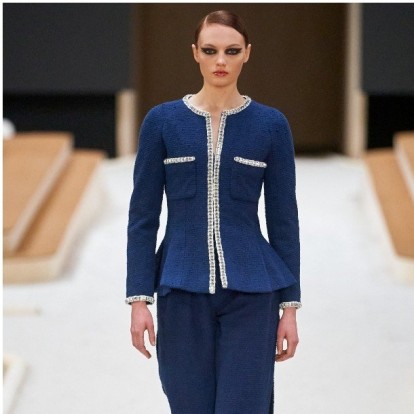 Chanel SS22 Haute Couture: Η Charlotte Casiraghi άνοιξε το show πάνω σε άλογο 