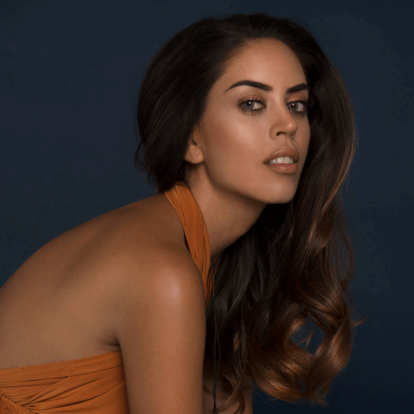 Η Κλαίρη Δημοπούλου δημιουργεί το απόλυτο glowing pink makeup για το Valentine's date