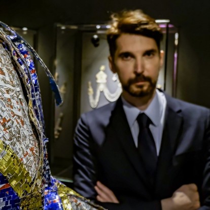 Universal Art: Ο διεθνώς διακεκριμένος γλύπτης, Νίκος Φλώρος, μιλάει για την επετειακή έκθεση «Ήρωες από μέταλλο»