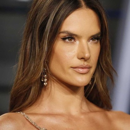 H Alessandra Ambrosio ανατρέχει στα highlights της πορείας της στη μόδα