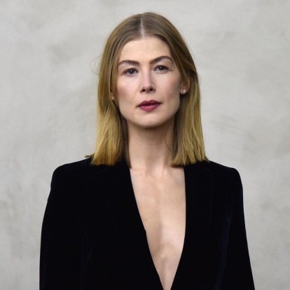 Δείτε πώς η Rosamund Pike προετοιμάστηκε για το Spring-Summer 2022 Haute Couture show του Dior