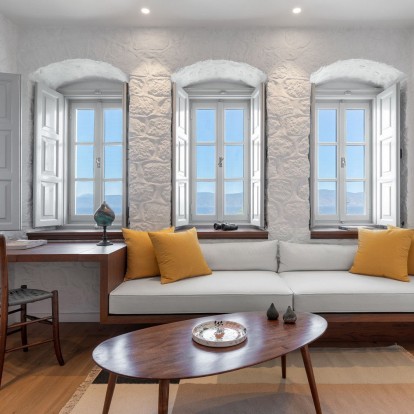 Onos Residence: Τώρα μπορείτε να μείνετε στην κατοικία ενός διάσημου Έλληνα καλλιτέχνη στην Ύδρα