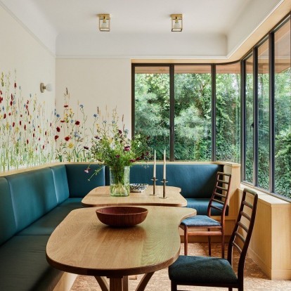 Μια floral κατοικία στο Brooklyn εξυμνεί τα χρώματα και την αισιοδοξία της άνοιξης