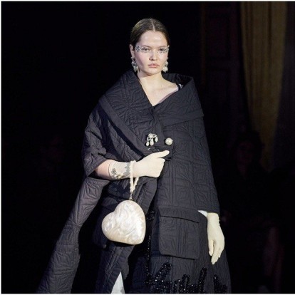 Το show της Simone Rocha για τη σεζόν Fall/Winter 2022-2023 ήταν μια ωδή στους όγκους και τις ουδέτερες αποχρώσεις