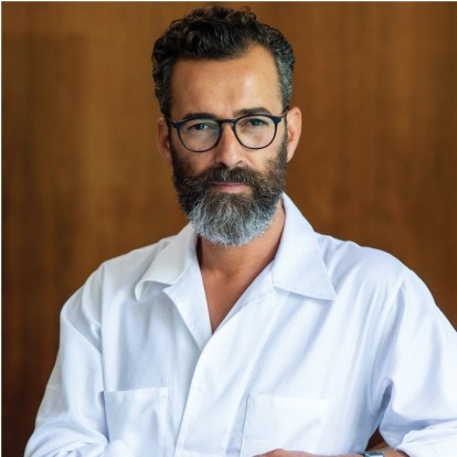 Master of Cutting: Ο Άγγελος Μπράτης μάς μιλάει για τον δικό του fashion world 