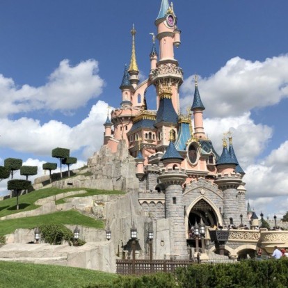 30 χρόνια Disneyland: Το iconic Sleeping Beauty castle αναδιαμορφώνεται παράλληλα με την αποκατάσταση της Παναγίας των Παρισίων