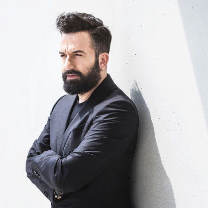 Talented Person: Ο Κωνσταντίνος Ρήγος μας μιλά για τη νέα του πρόκληση που ακούει στο όνομα «Φθηνά Τσιγάρα»