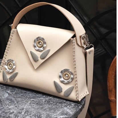 Οι δερμάτινες τσάντες που έχουν κατακτήσει περισσότερους από 80 διαφορετικούς shopping προορισμούς σε Ελλάδα κι εξωτερικό 