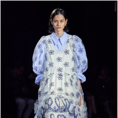 LFW: Η Simone Rocha δημιούργησε για ακόμα μια φορά, τη δική της «γλώσσα» στον χώρο της μόδας