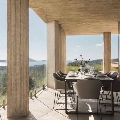 Ένα μοντέρνο αρχιτεκτονικό αριστούργημα στην Πύλο «φωνάζει» καλοκαίρι