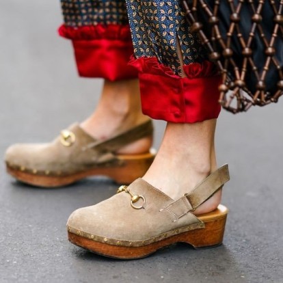 Clogs: Τα παπούτσια που θα αντικαταστήσουν τα sneakers σας τη νέα σεζόν 