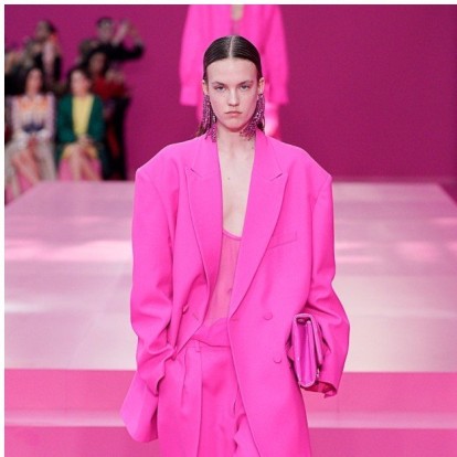 PFW: Ο Pierpaolo Piccioli του Valentino δημιούργησε έναν ροζ κόσμο για όλους