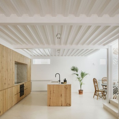 Μια ultra minimal κατοικία στη Μαδρίτη εξυμνεί τα χρώματα της άνοιξης