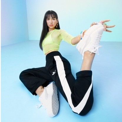 Mayze Glow: Αυτά είναι τα sneakers της PUMA που επιλέγει η Dua Lipa 