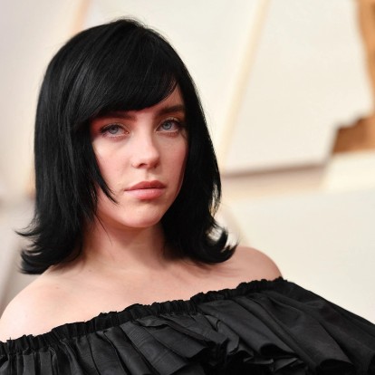 Η Billie Eilish μάγεψε στα Oscars με την ερμηνεία του τραγουδιού "No Time to Die"