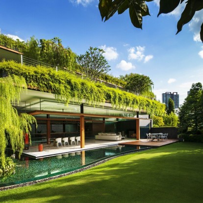 Δείτε τους λόγους για τους οποίους λατρέψαμε μια κατοικία «βυθισμένη» στο πράσινο 