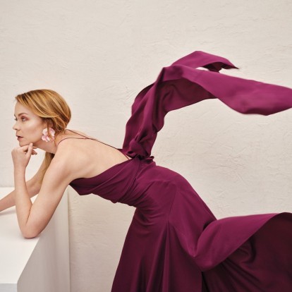 «Προκειμένου να υπερβώ τον φόβο της έκθεσης, υποστηρίζω ισχυρά το πρόσωπο το οποίο υποδύομαι», η Λένα Παπαληγούρα σε μια εκ βαθέων συζήτηση για τη ζωή, το θέατρο και την οικογένεια