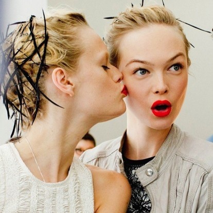 Σκασμένα χείλη; Ανακαλύψτε τις αιτίες & πώς να τα αντιμετωπίσετε