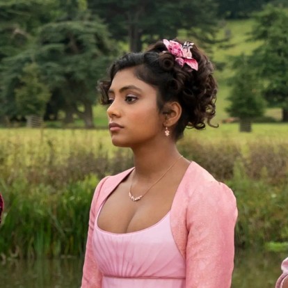 Δείτε πώς η Charithra Chandran προετοιμάστηκε για την πρεμιέρα του Bridgerton