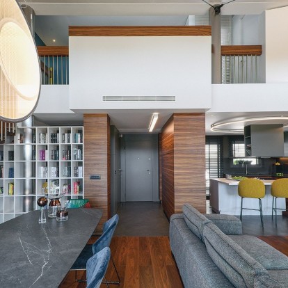  Δείτε πως μια κατασκευαστική προσθήκη σ' ένα υφιστάμενο κτίριο στη Θεσσαλονίκη εξελίχθηκε σε μια συγκλονιστική κατοικία 