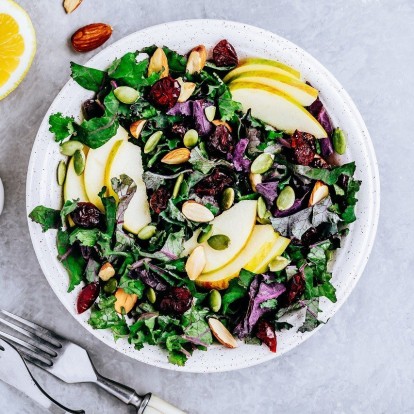 4 λαχταριστές σαλάτες με φρούτα για το Κυριακάτικο τραπέζι