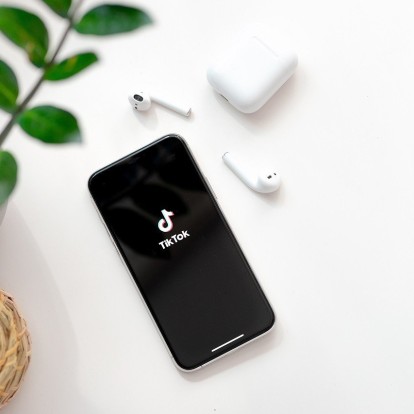 TikTok: Γιατί όλοι ασχολούνται με την πλατφόρμα-«κολοσσό» που έχει έρθει για να μείνει;