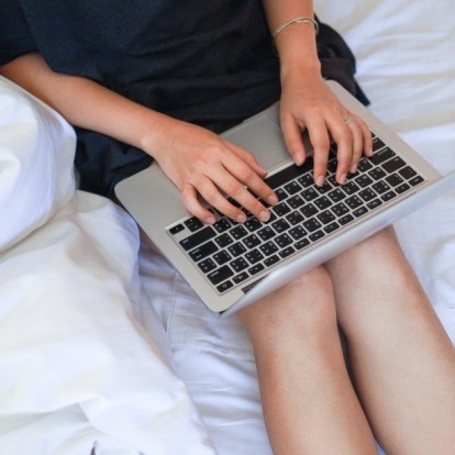 Stalking: Πώς εκδηλώνεται η εμμονή στην εποχή των social media; 