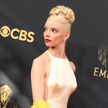 Η Anya Taylor-Joy περιηγείται στην ανακαινισμένη boutique του Dior στο Παρίσι