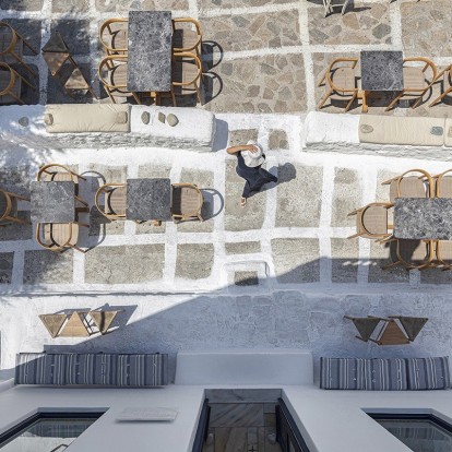 Το ολοκαίνουριο Café Parthenis στη Μύκονο αποτυπώνει την ουσία του κυκλαδίτικου καλοκαιριού
