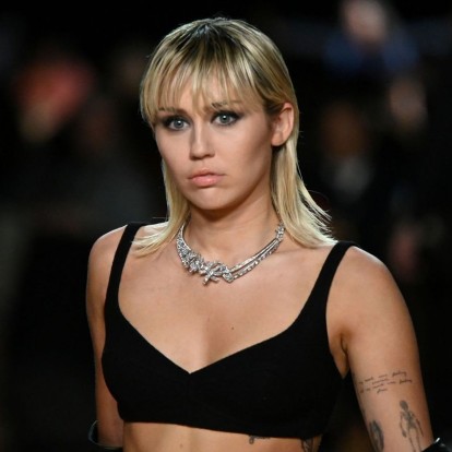 Ακούστε τη Miley Cyrus να ερμηνεύει το "Like a Prayer" της Madonna