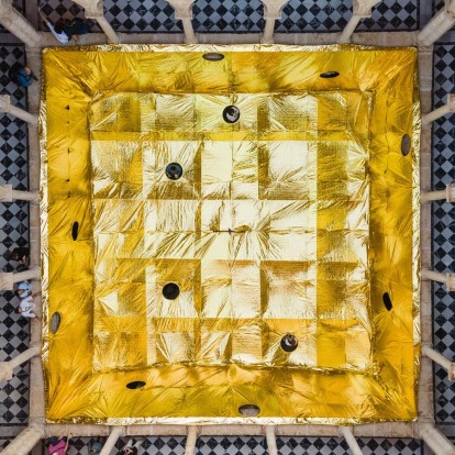 Gold Tigger: Ένα από τα πιο διάσημα μοναστήρια του 16ου αιώνα στην Ισπανία καλύφθηκε από ένα ολόχρυσο installation 